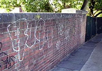 Muur met graffiti voor behandeling met graffiti remover