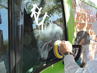 Tunnel met graffiti na behandeling met graffiti remover